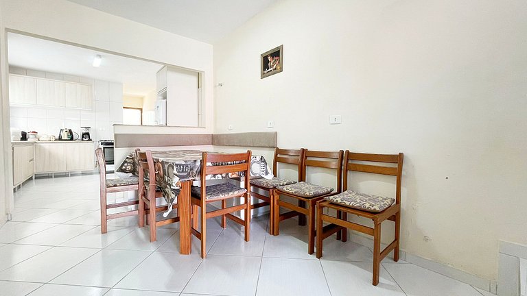 Sobrado com piscina, acomoda até 14 pessoas