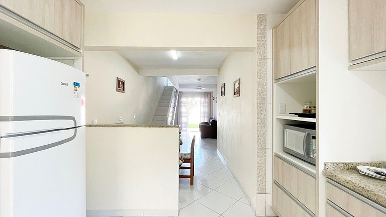 Sobrado com piscina, acomoda até 14 pessoas