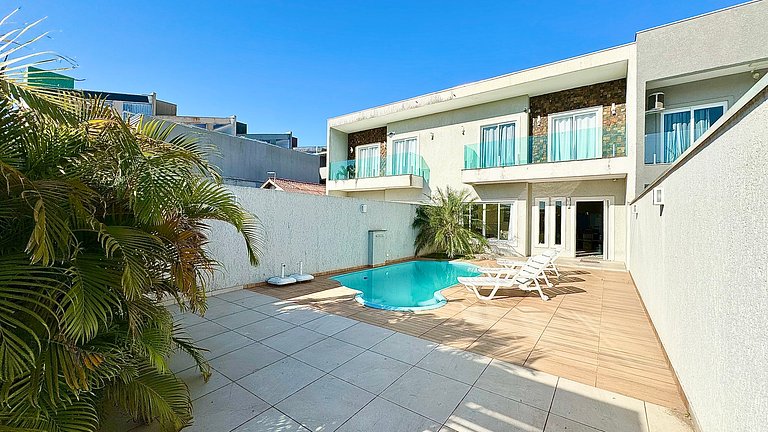 Sobrado de alto padrão com piscina próximo ao mar