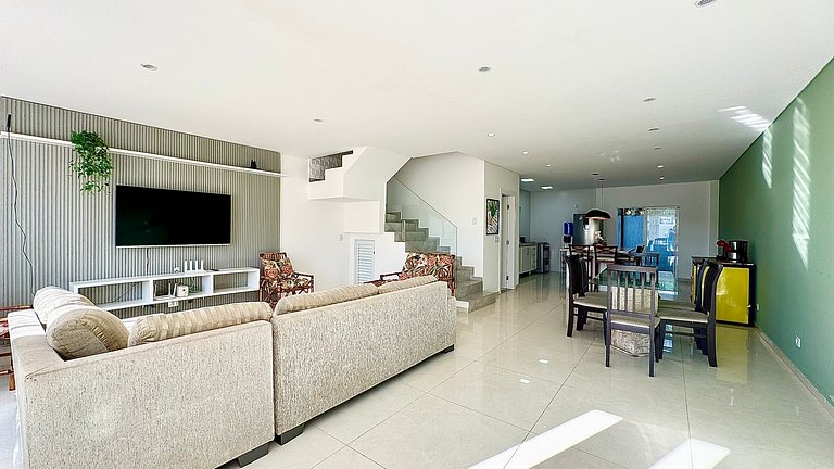 Sobrado de alto padrão com piscina próximo ao mar