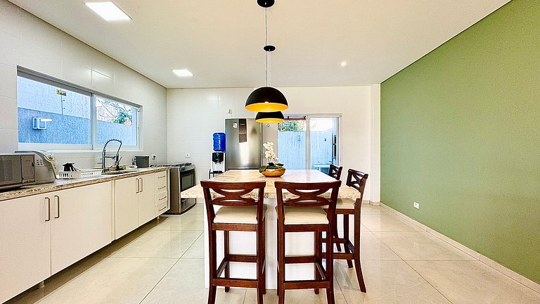 Sobrado de alto padrão com piscina próximo ao mar