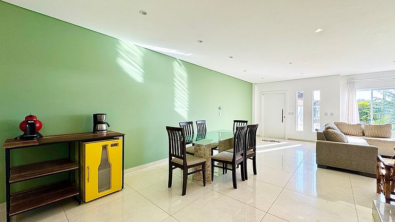 Sobrado de alto padrão com piscina próximo ao mar