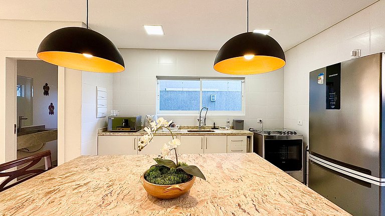 Sobrado de alto padrão com piscina próximo ao mar