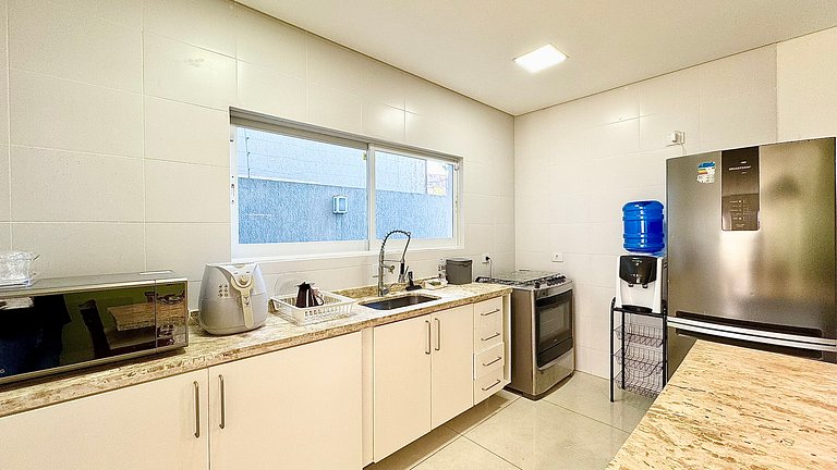 Sobrado de alto padrão com piscina próximo ao mar