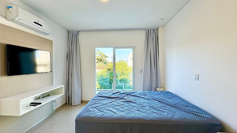 Sobrado de alto padrão com piscina próximo ao mar