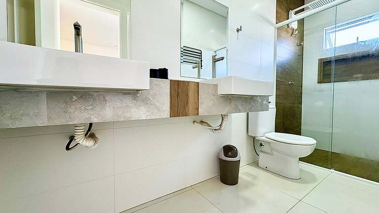 Sobrado de alto padrão com piscina próximo ao mar