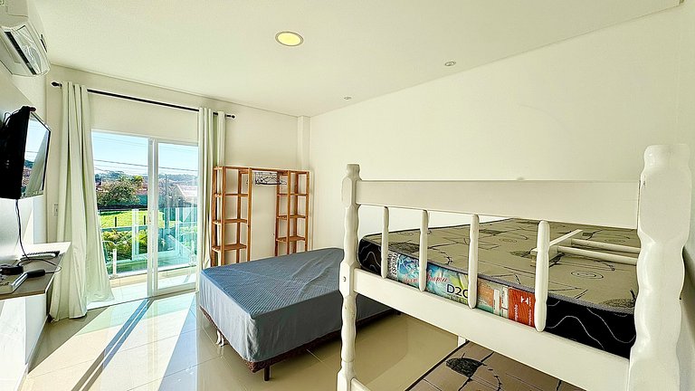 Sobrado de alto padrão com piscina próximo ao mar