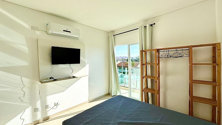 Sobrado de alto padrão com piscina próximo ao mar