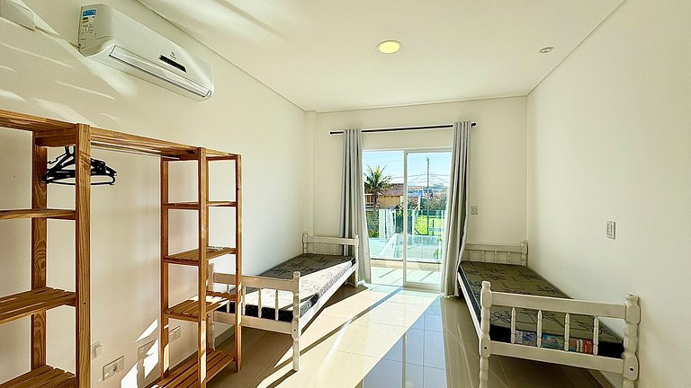 Sobrado de alto padrão com piscina próximo ao mar