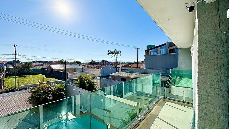 Piscina, internet e área com churrasqueira