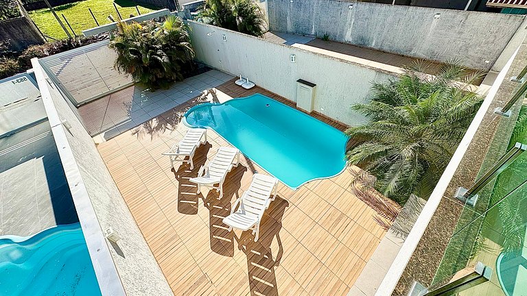 Piscina, internet e área com churrasqueira