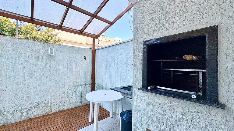 Piscina, internet e área com churrasqueira