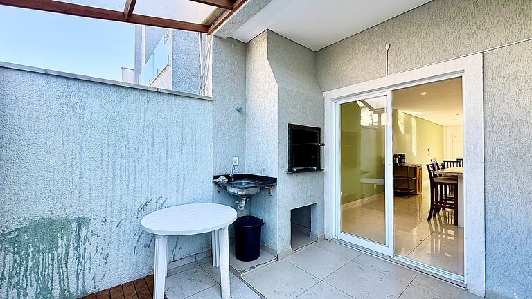 Maravilhoso Sobrado Alto Padro com Piscina