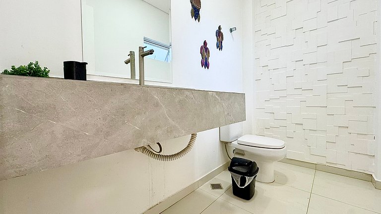 Sobrado de alto padrão com piscina próximo ao mar