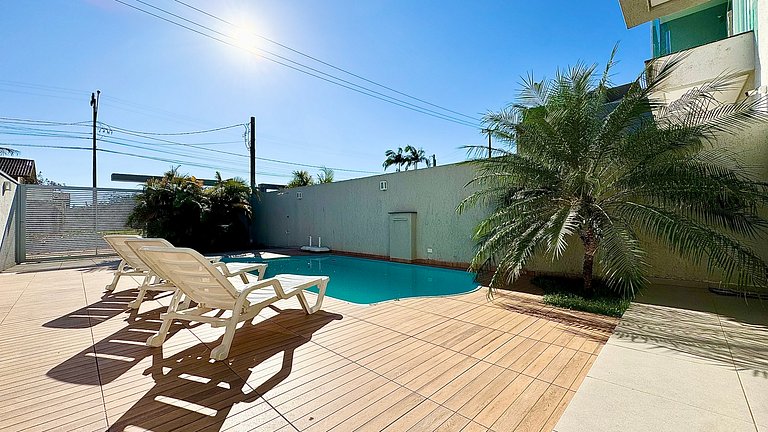 Sobrado de alto padrão com piscina próximo ao mar