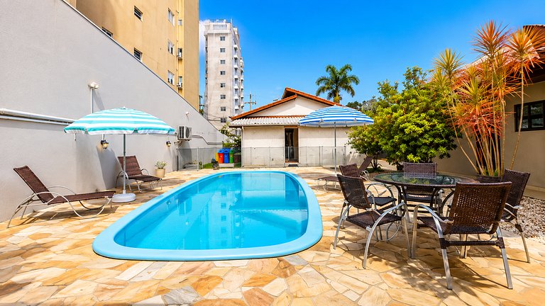 Casa com piscina aquecida, a duas quadras da praia