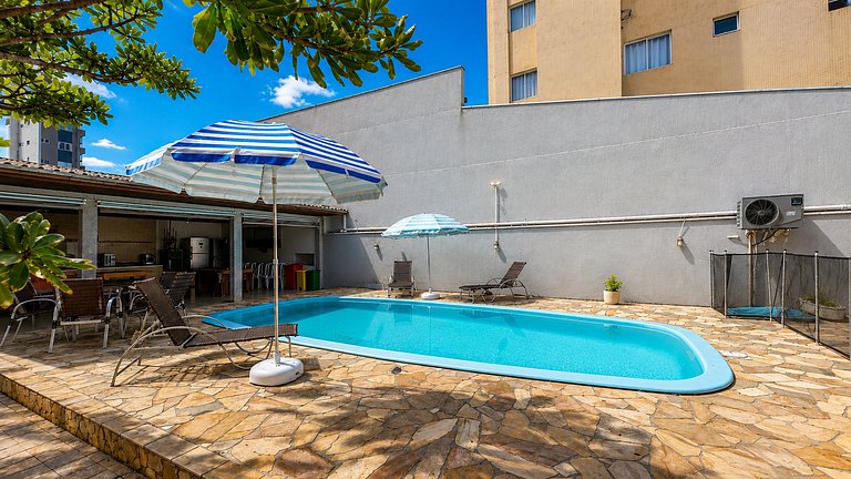 Casa com piscina aquecida, a duas quadras da praia