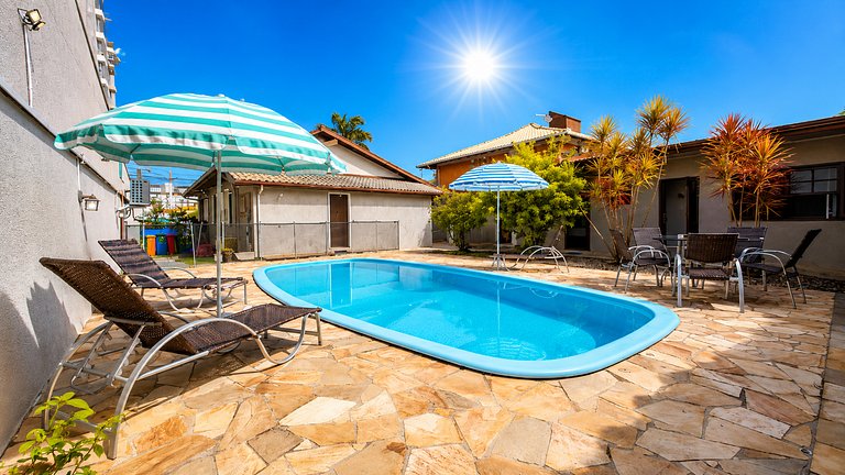 Casa com piscina aquecida, a duas quadras da praia