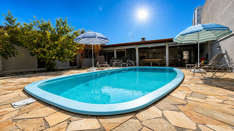 Casa com piscina aquecida, a duas quadras da praia