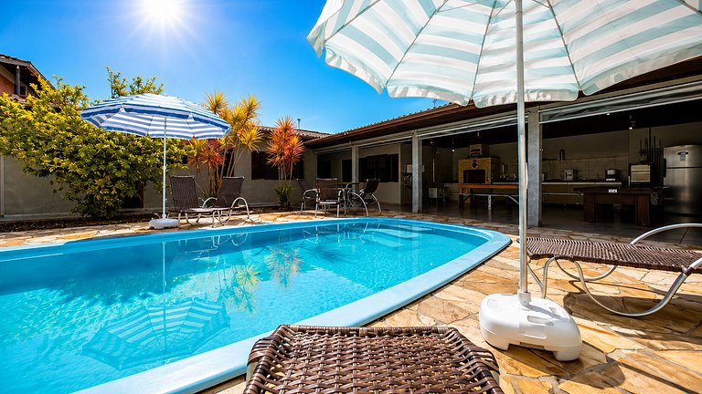 Casa com piscina aquecida, a duas quadras da praia
