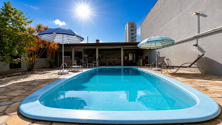 Casa com piscina aquecida, a duas quadras da praia