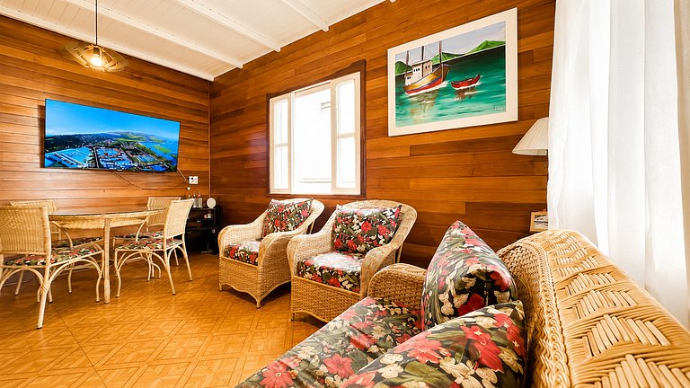 Casa com piscina aquecida, a duas quadras da praia
