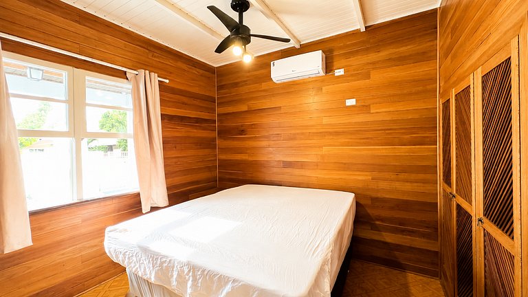 Casa com piscina aquecida, a duas quadras da praia