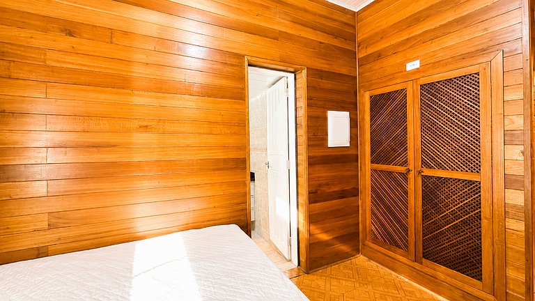 Casa com piscina aquecida, a duas quadras da praia