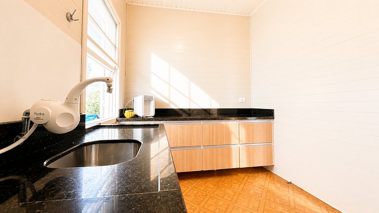 Casa com piscina aquecida, a duas quadras da praia