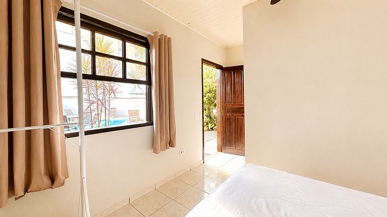 Casa com piscina aquecida, a duas quadras da praia