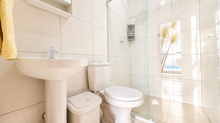 Casa com piscina aquecida, a duas quadras da praia