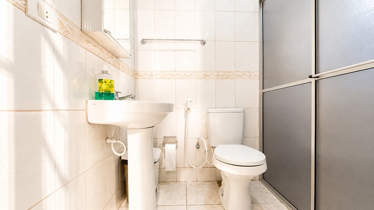 Casa com piscina aquecida, a duas quadras da praia