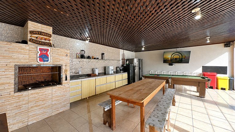 Casa com piscina aquecida, a duas quadras da praia