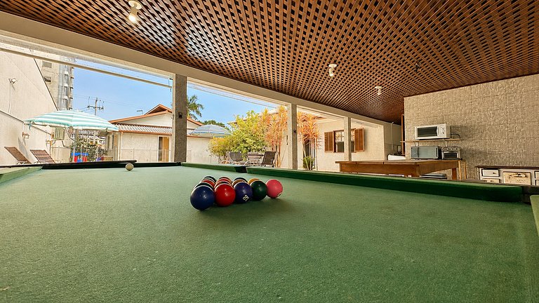 Casa com piscina aquecida, a duas quadras da praia