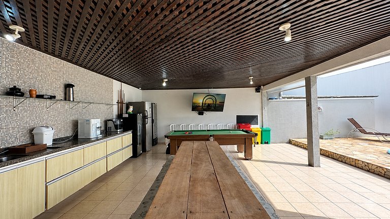 Casa com piscina aquecida, a duas quadras da praia