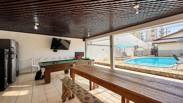 Casa com piscina aquecida, a duas quadras da praia