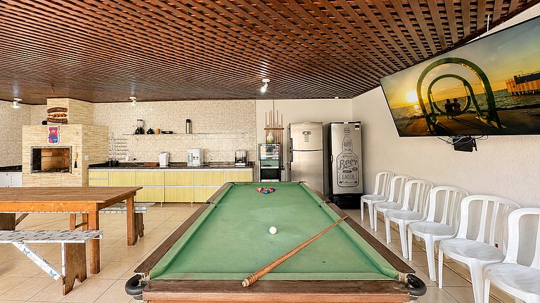 Casa com piscina aquecida, a duas quadras da praia