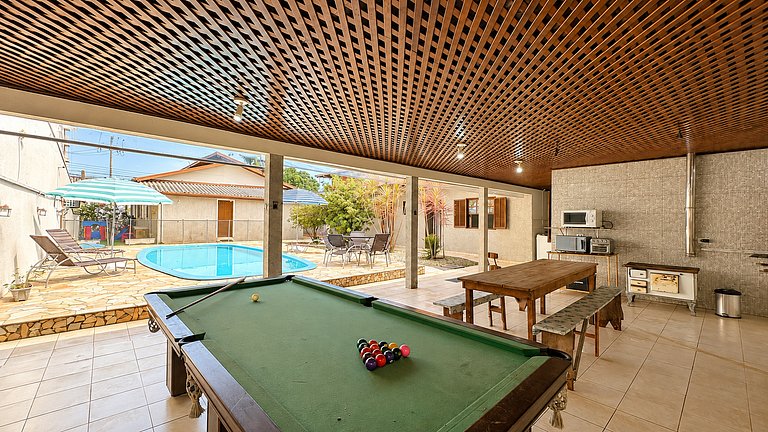 Casa com piscina aquecida, a duas quadras da praia