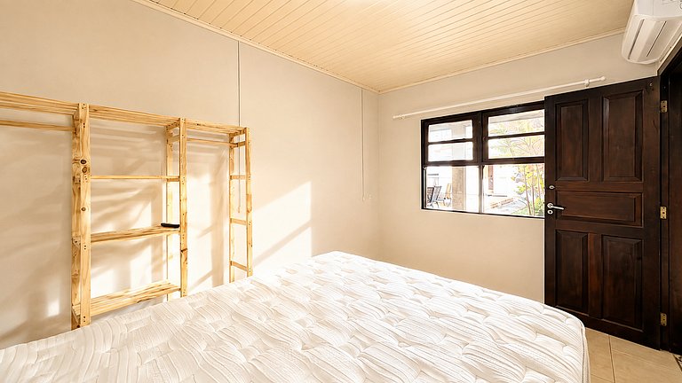 Casa com piscina aquecida, a duas quadras da praia