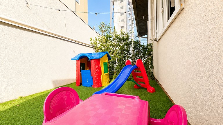 Casa com piscina aquecida, a duas quadras da praia