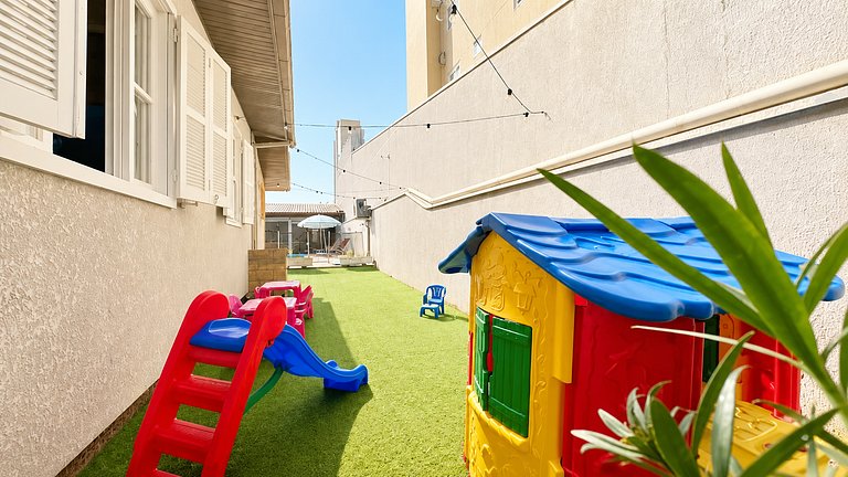 Casa com piscina aquecida, a duas quadras da praia