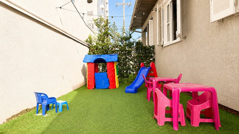 Casa com piscina aquecida, a duas quadras da praia