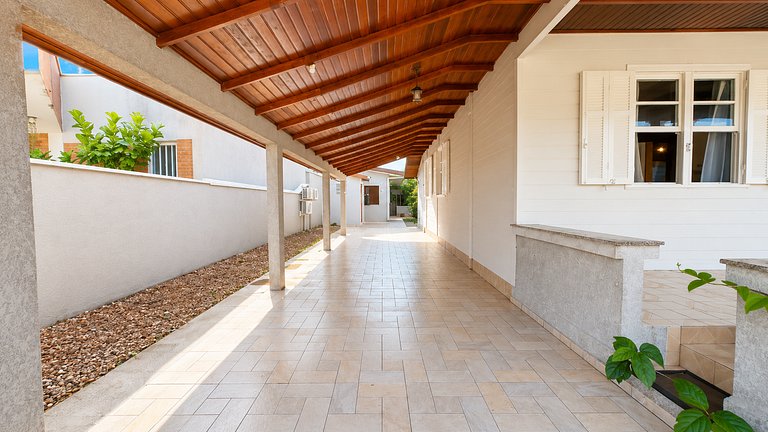 Casa com piscina aquecida, a duas quadras da praia