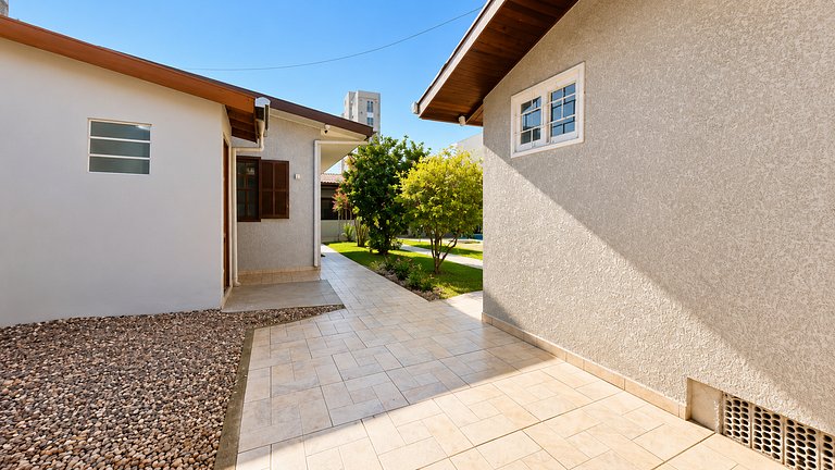 Casa com piscina aquecida, a duas quadras da praia
