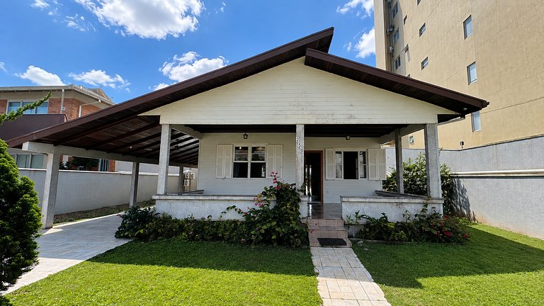 Casa com piscina aquecida, a duas quadras da praia