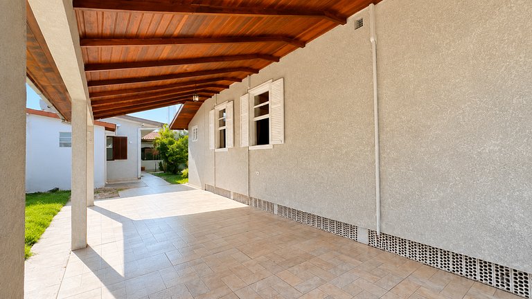Casa com piscina aquecida, a duas quadras da praia