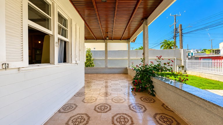 Casa com piscina aquecida, a duas quadras da praia