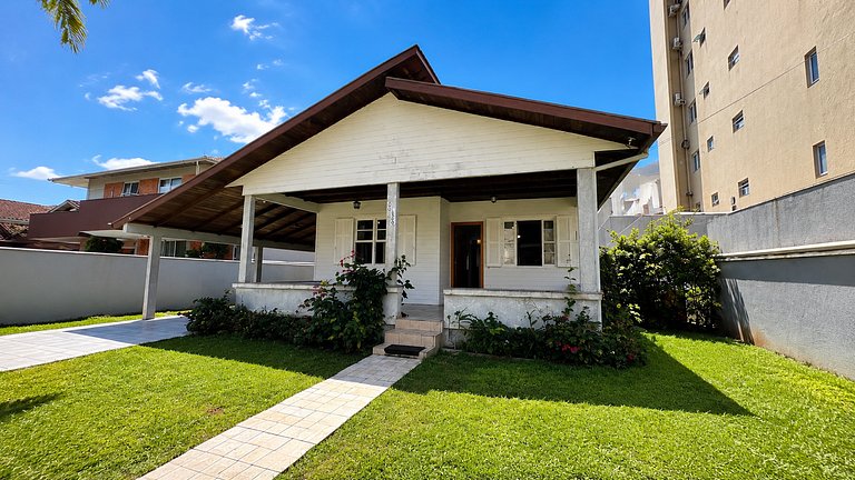 Casa com piscina aquecida, a duas quadras da praia