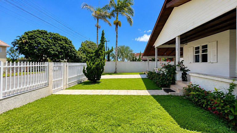 Casa com piscina aquecida, a duas quadras da praia