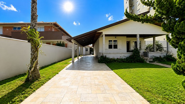 Casa com piscina aquecida, a duas quadras da praia